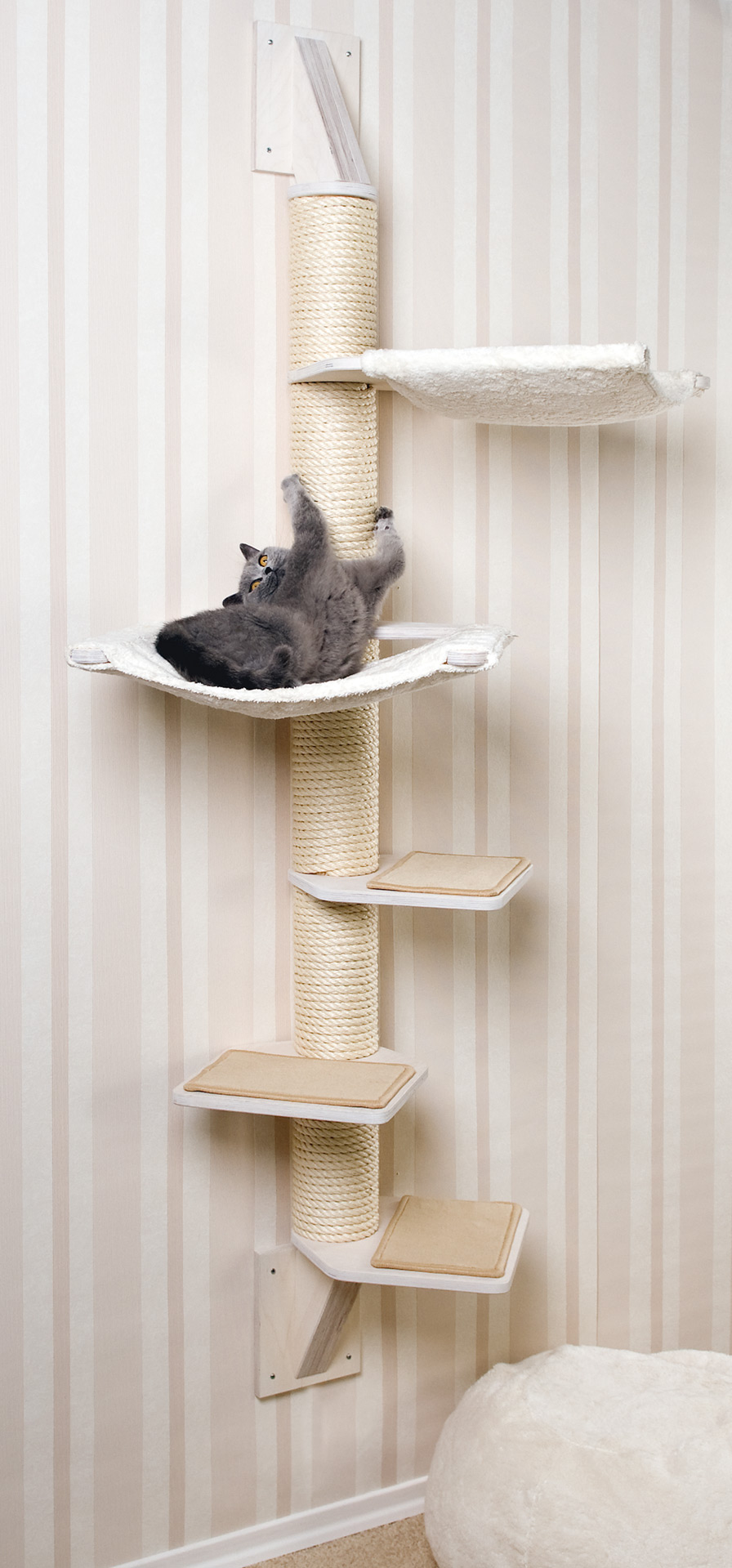 wandkratzbaum_martha_weiss_sand Wallmounted cat tree wood white